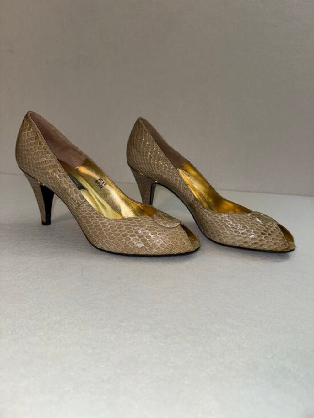 J. Renee Vintage Snakeskin Peep Toe 3-inch Pumps Glam Party Gold Metallic 8.5N